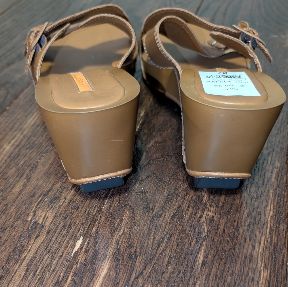 NWOB Via Spiga Wedge Sandals Criss Cross Buckle Detail Camel Tan - Picture 5 of 9